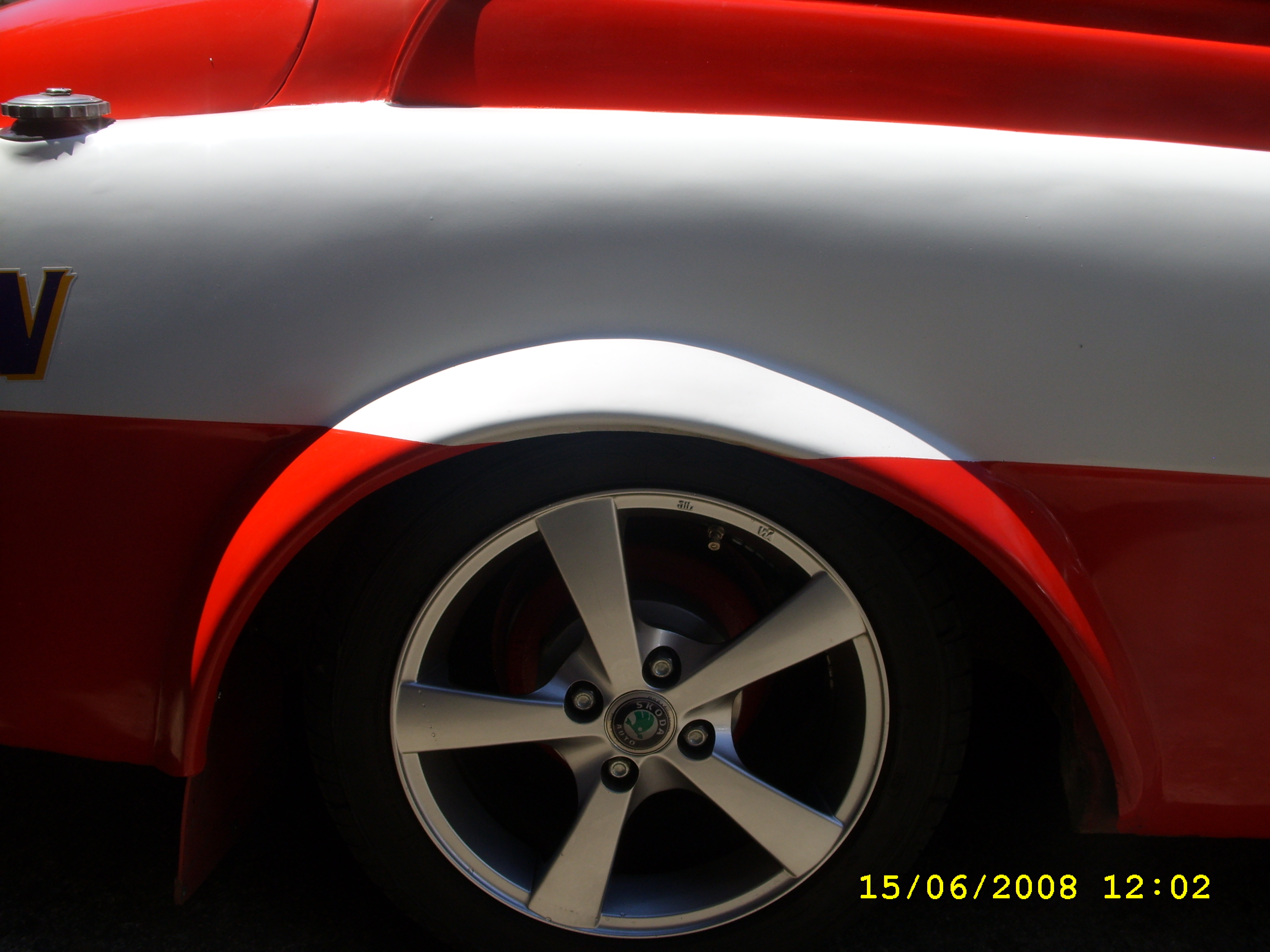 detailní pohled na vytažený zadní blatník a litý disk